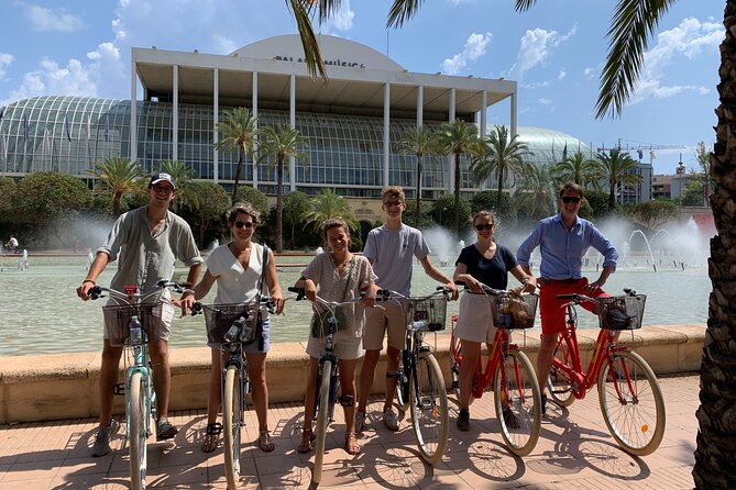 150 Min Bike Group Tour With Local Guide - Key Attractions Covered