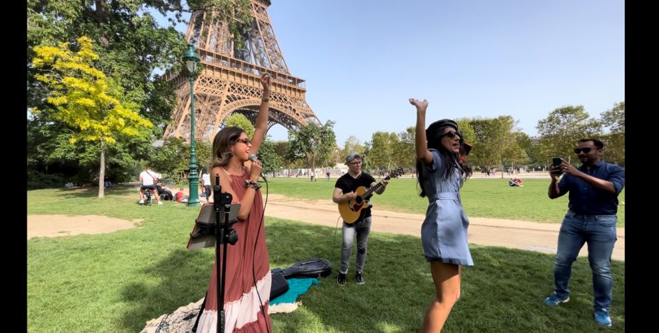 1h30 Live Music Show With Duo Singer-Guitarist in Paris - Location and Pricing