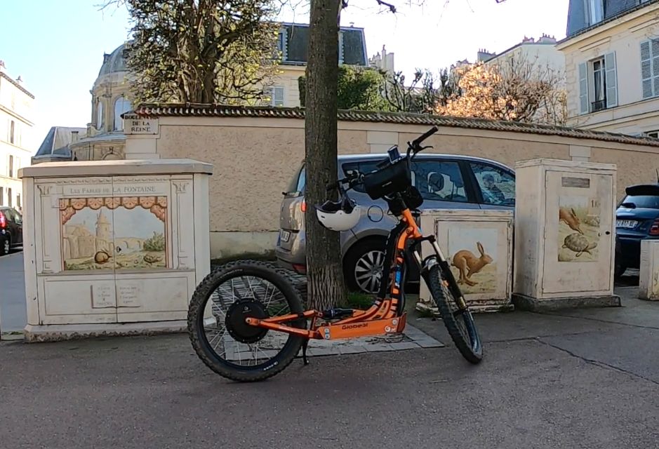 2 Wheel Electric Tour Street Art in Versailles - Eco-Friendly Electric Scooter Tour