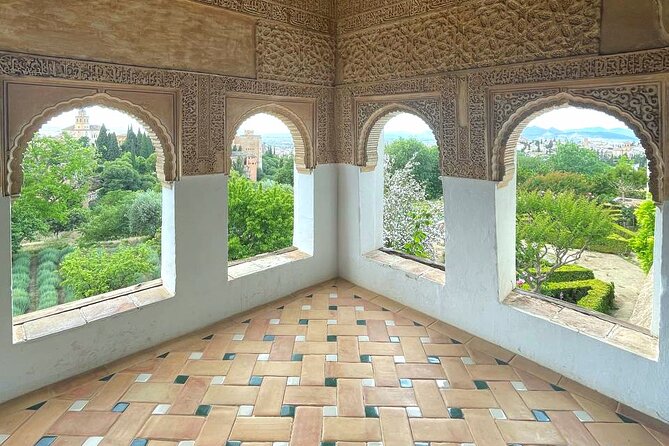 Alhambra and Nasrid Palaces Guided Tour With Tickets - Tour Details and Accessibility