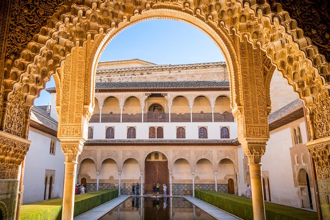 Alhambra & Generalife: Exclusive 3-Hour Private Tour With Tickets Included - Meeting and Transportation