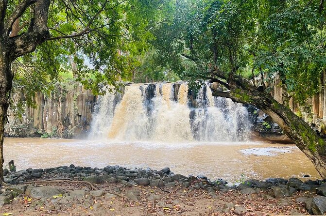 All Inclusive Full Day Tour: Chamarel Rhumrie,7-Coloured & Lunch - Inclusions