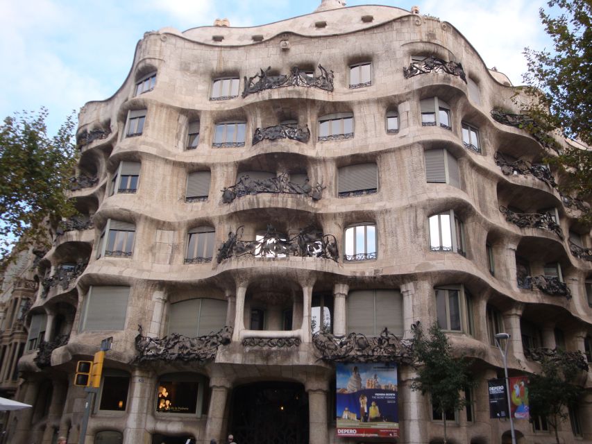 Barcelona: German City Tour From Gaudís Perspective - Highlights of the Experience