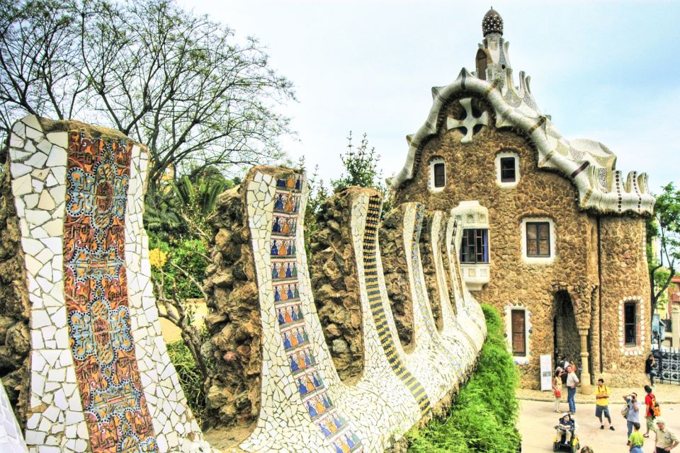 Barcelona & Park Güell: Private Half-Day Tour With Pickup - Tour Duration & Group Size