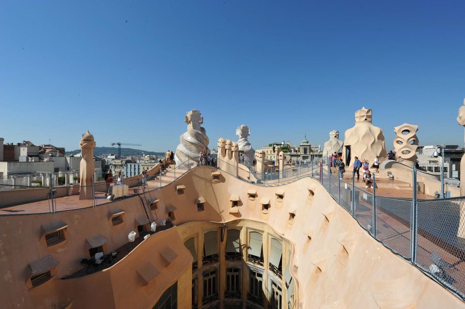 Barcelona: Sagrada Família and Gaudí Houses Tour - Itinerary