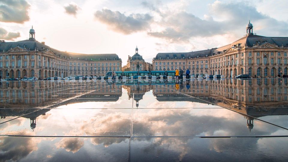 Bordeaux: Discovery Stroll and Reading Walking Tour - Connecting With Bordeauxs Soul