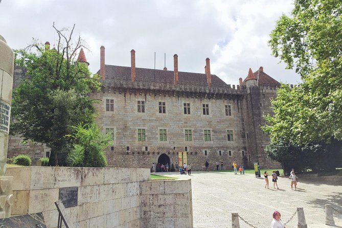 Braga and Guimarães Historical and Cultural Tour From Porto - Guimarães Castle Discovery