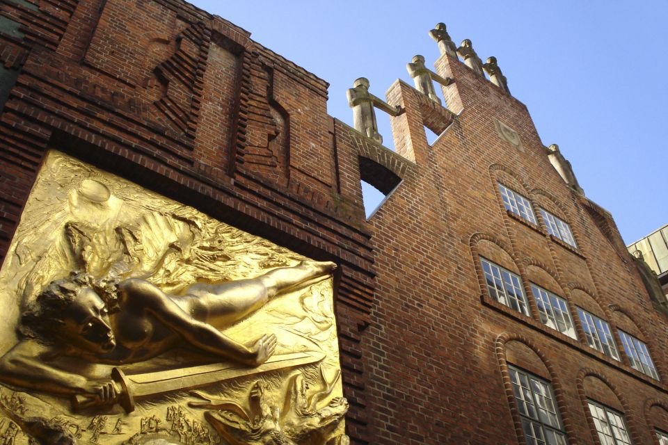 Bremen: Old Town 2-Hour Tour With Costumed Performer - Historical Context of the City