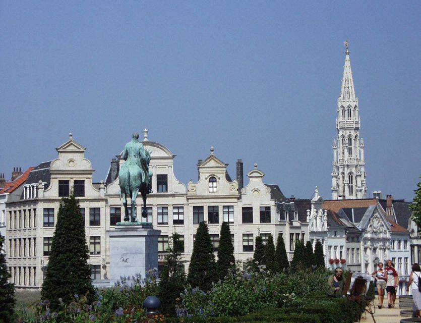 Brussels: Walking Tour From Central Station to Manneken Pis - Key Attractions