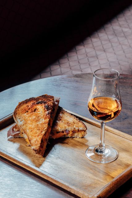 Dublin: Sip & Stroll Whiskey History Walking Tour With Lunch - Itinerary Highlights