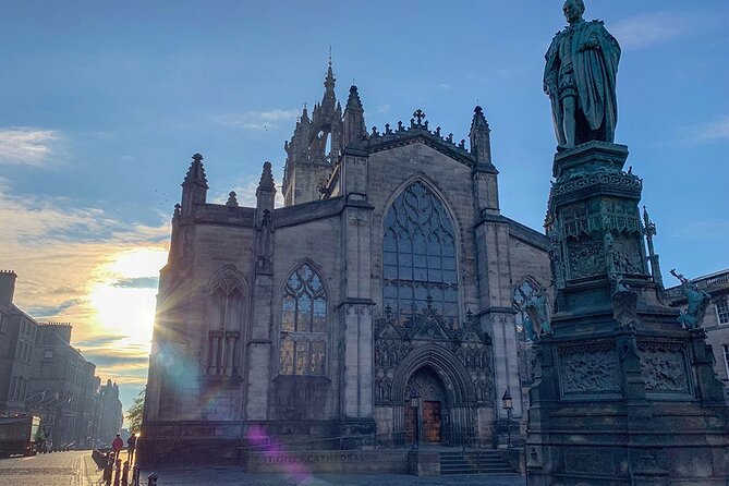 Edinburgh Old Town: Historical Guided Walking Tour in English - Meeting and End Points