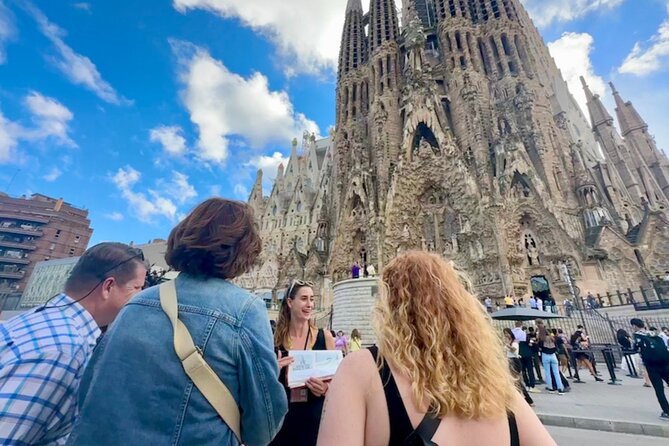 Fast Track: Sagrada Familia Guided Tour - Inclusions and Accessibility