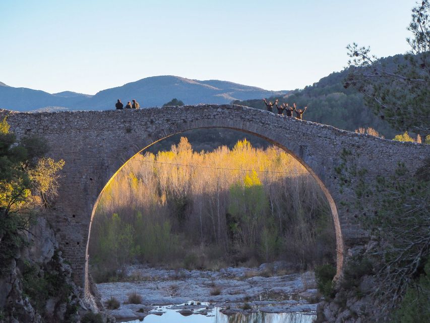 From Girona: Besalú, Banyoles & Historical Garrotxa Day Trip - Explore Castellfollit De La Roca