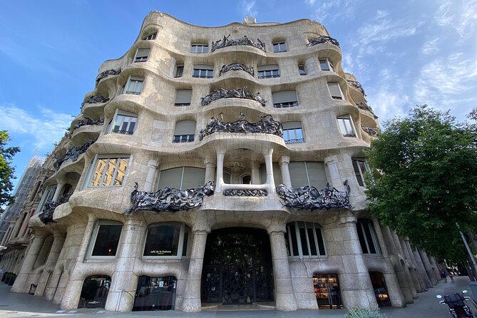 Gaudí and Barcelona Legends Walking Tour - Highlights and Inclusions