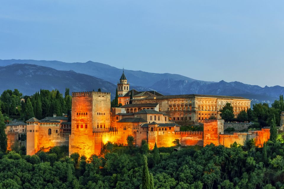 Granada: Alhambra and Nasrid Palaces Guided Tour at Night - Highlights of the Night Tour