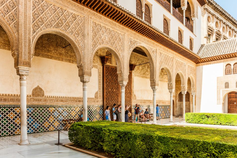 Granada: Alhambra & Nasrid Palaces Tour With Tickets - Itinerary Highlights