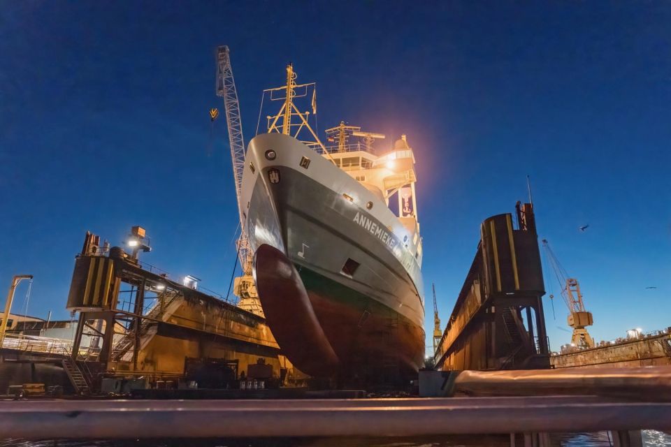 Hamburg: 1.5-Hour Evening Lights Harbour Cruise on a Ship - Cruise Highlights and Landmarks