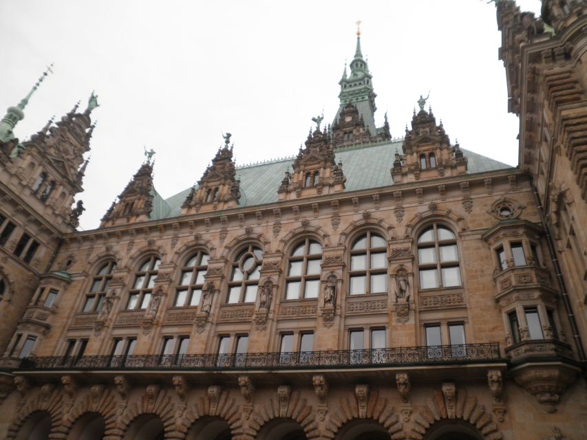 Hamburg: Private 2-Hour Guide Hire for Your Tour Bus - Explore Speicherstadt and HafenCity