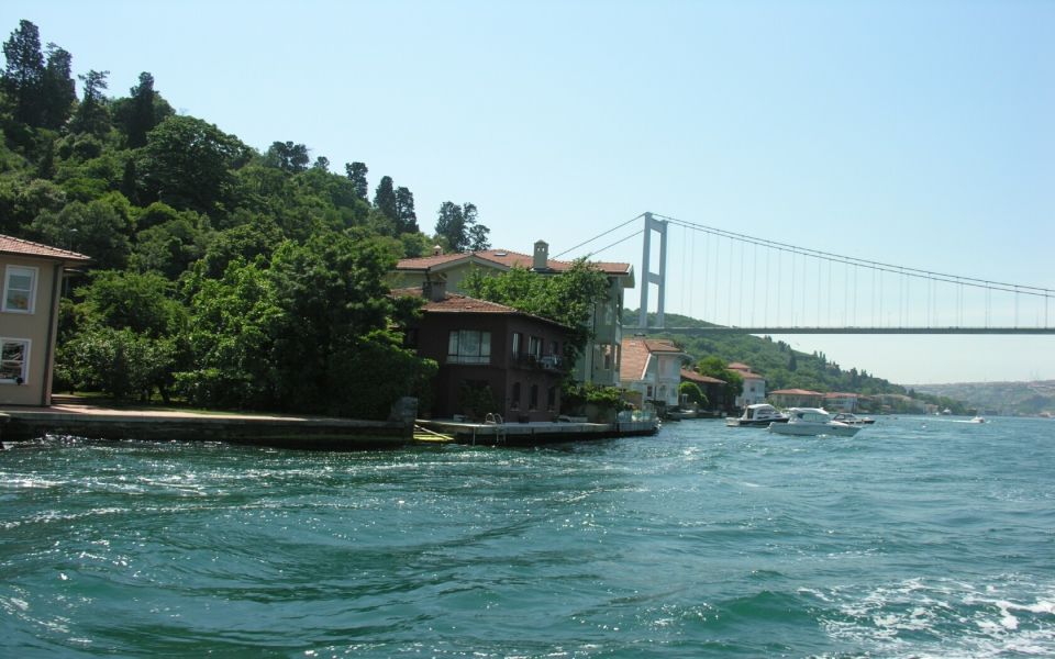 Istanbul: Bosphorus Sightseeing Boat Tour With Guide - Meeting Point and Transportation