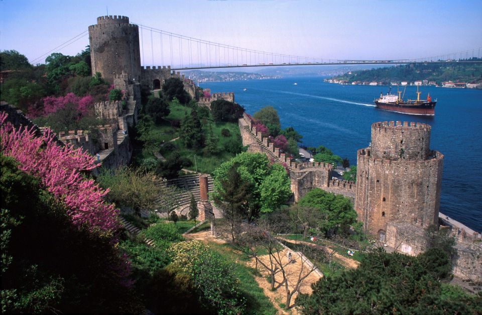 Istanbul: Tour of Garipce Village, Rumeli Fortress and Balat - Visiting Rumeli Fortress