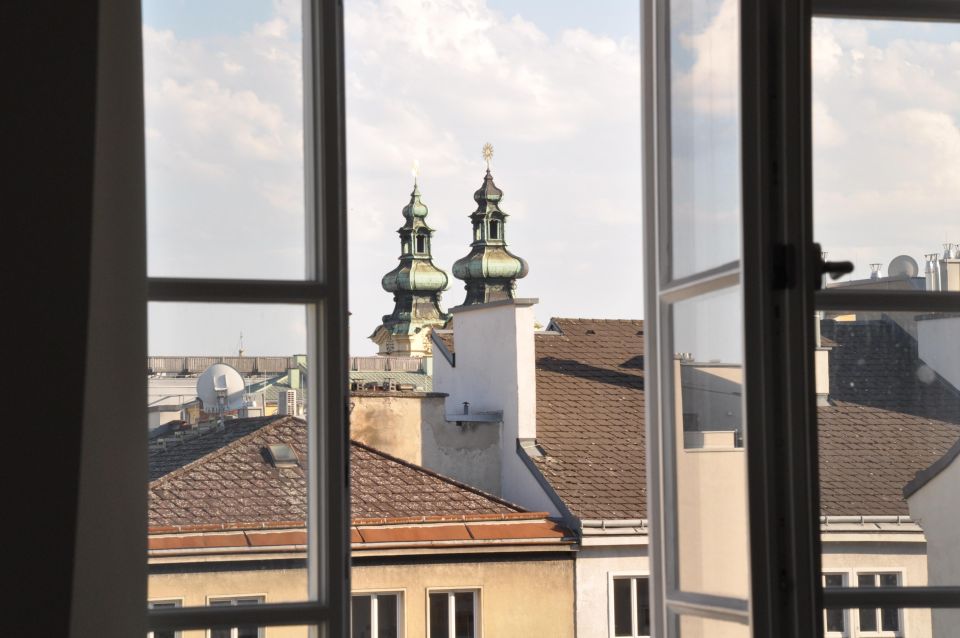 Linz Exploration: Private Walking Tour With Local Guide - Iconic Landmarks and Insights