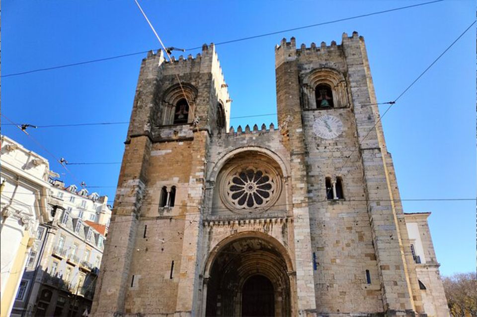 Lisbon: Old Town Tuk-Tuk Tour - Tour Features