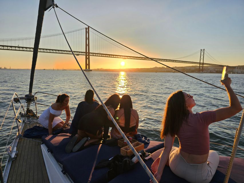 Lisbon: Relaxing Private Sunset Cruise 2-hour - Tour Duration & Meeting Point