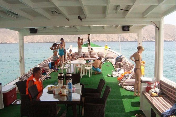 Musandam Dibba Cruise With Buffet Lunch - Relaxing on the Boat