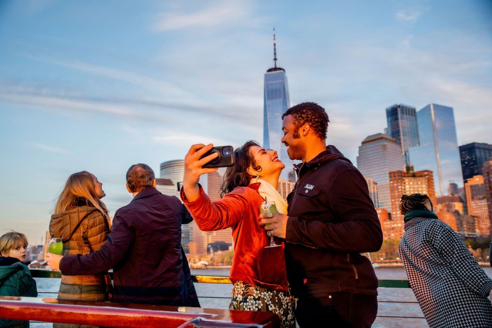 Nyc: Sightseeing Holiday Cruise With Drink - Experience Highlights