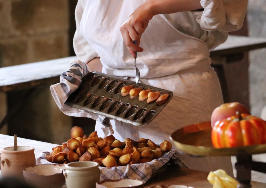 Paris: Montmartre Culture and Local Pastries Walking Tour - Exploring Montmartres Artistic History