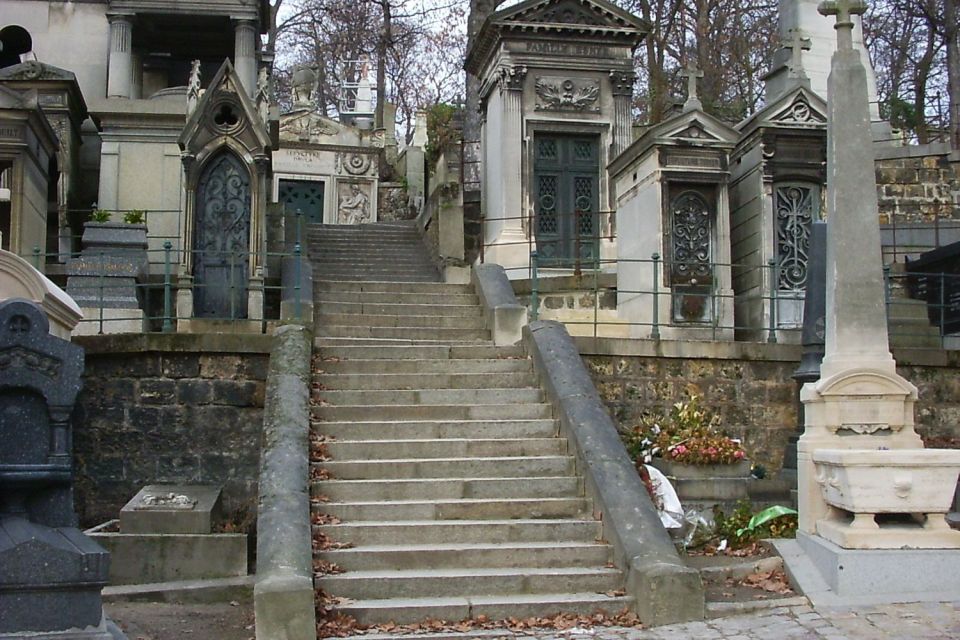 Paris: Père Lachaise Cemetery Walking Tour - Artistic Tombs