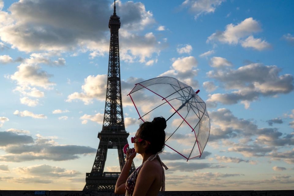 Paris: Private Eiffel Tower Express Photoshoot - Inclusions