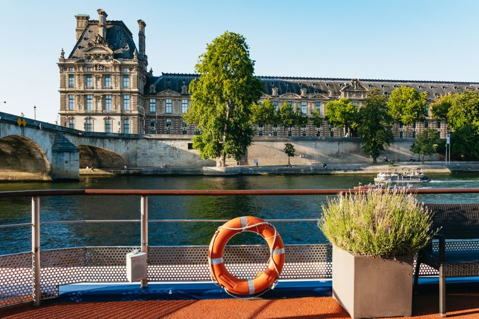 Paris: Seine River Panoramic Views Dinner Cruise - Delectable Gourmet Cuisine