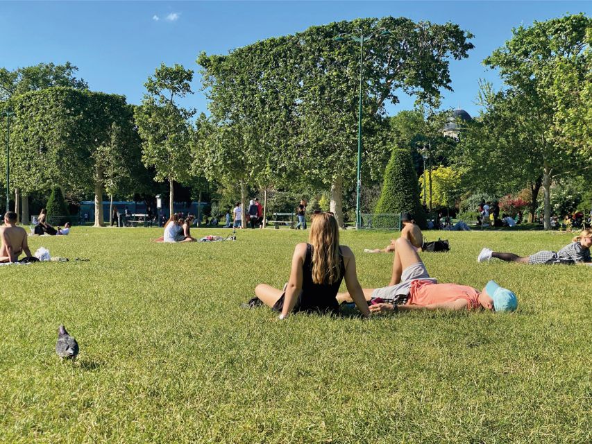 Paris: Smartphone Audio Walking Tour Around the Eiffel Tower - Tour Features