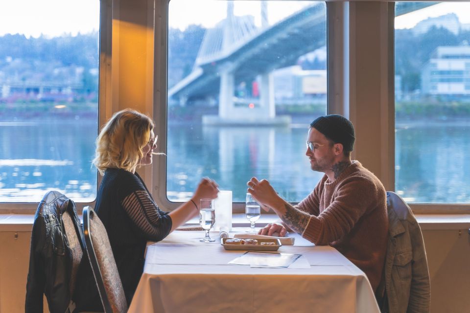 Portland: Willamette River 2.5-hour Dinner Cruise - Cruise Features