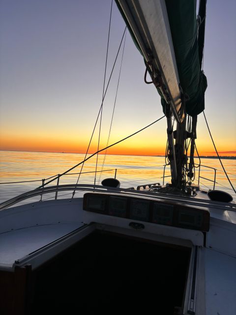 Private Boat Night Tour - Lisbon - Highlights of the Cruise