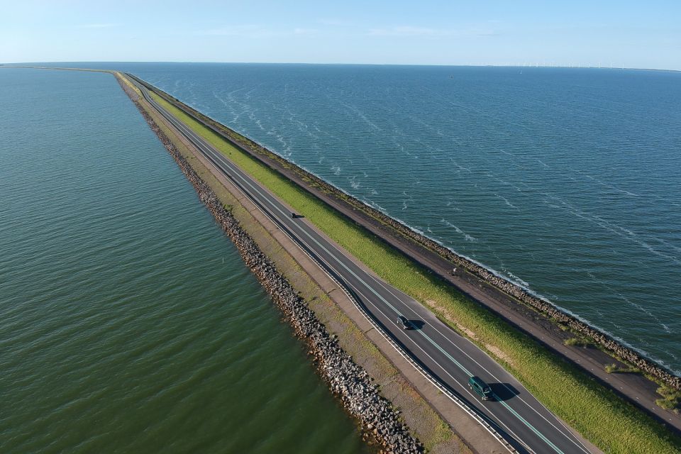 Private Day Trip to Giethoorn and the Afsluitdijk - Giethoorn Experience