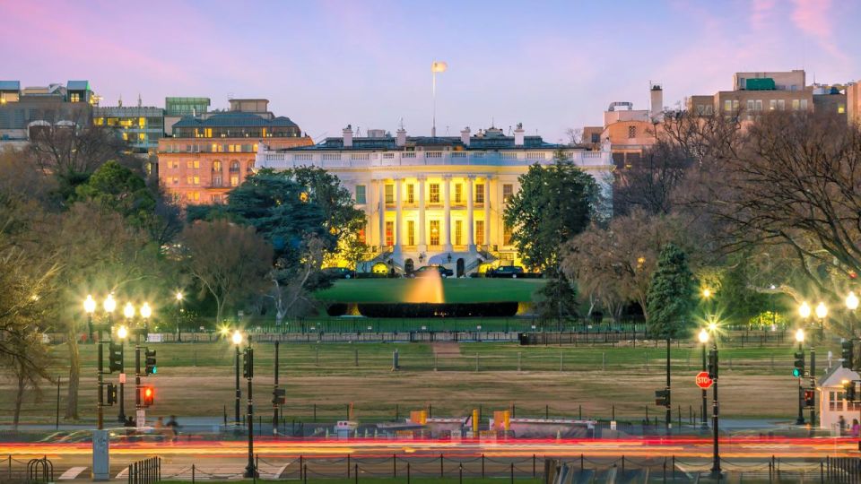 Private Evening Tour of Washington's Monuments - Witness the Illuminated Grandeur