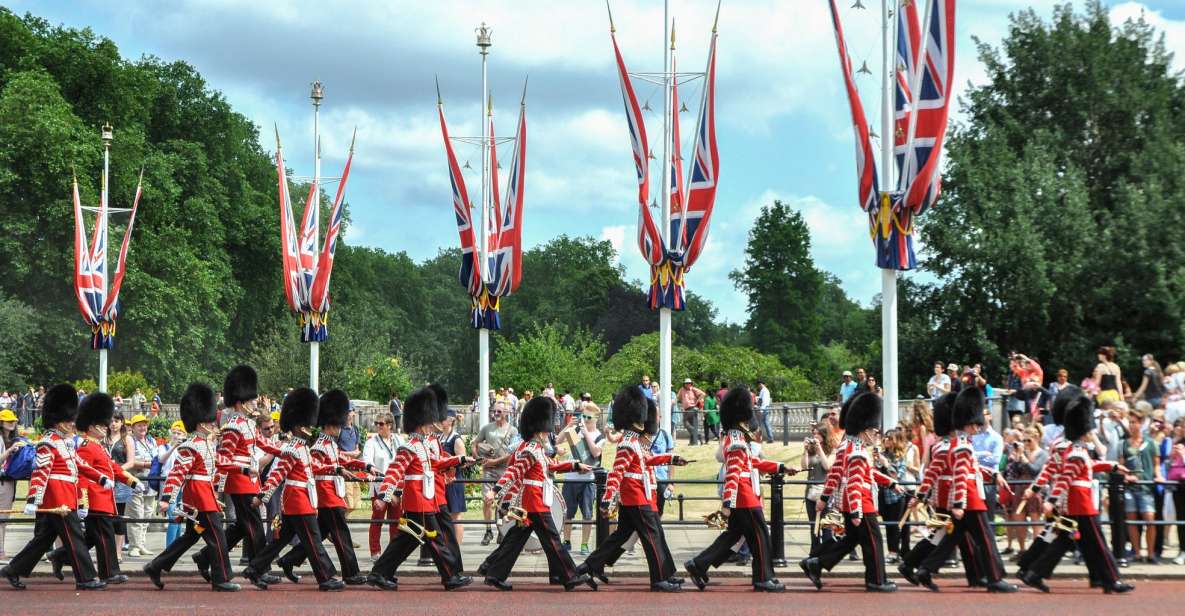 Royal London Walking Tour - St. Jamess Palace and Queens Chapel