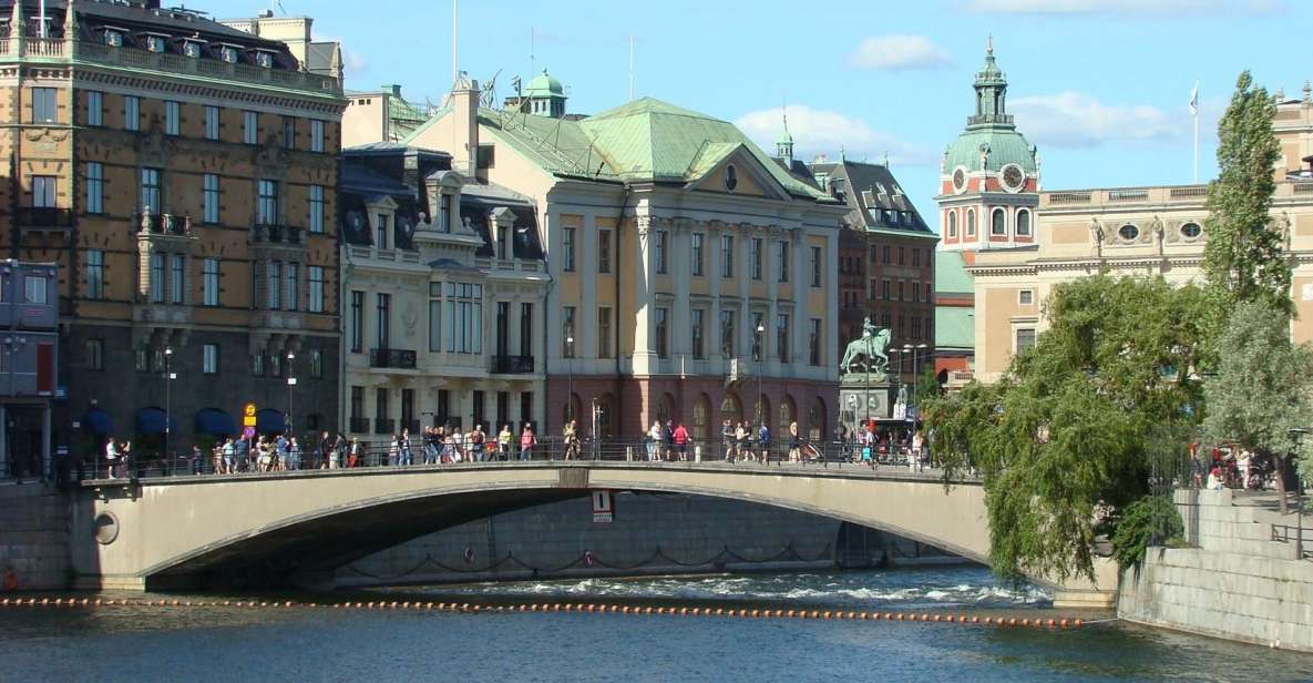 Stockholm: A Beauty On The Water - Old Town Walk & Boat Trip - Navigating the Old Town Alleyways