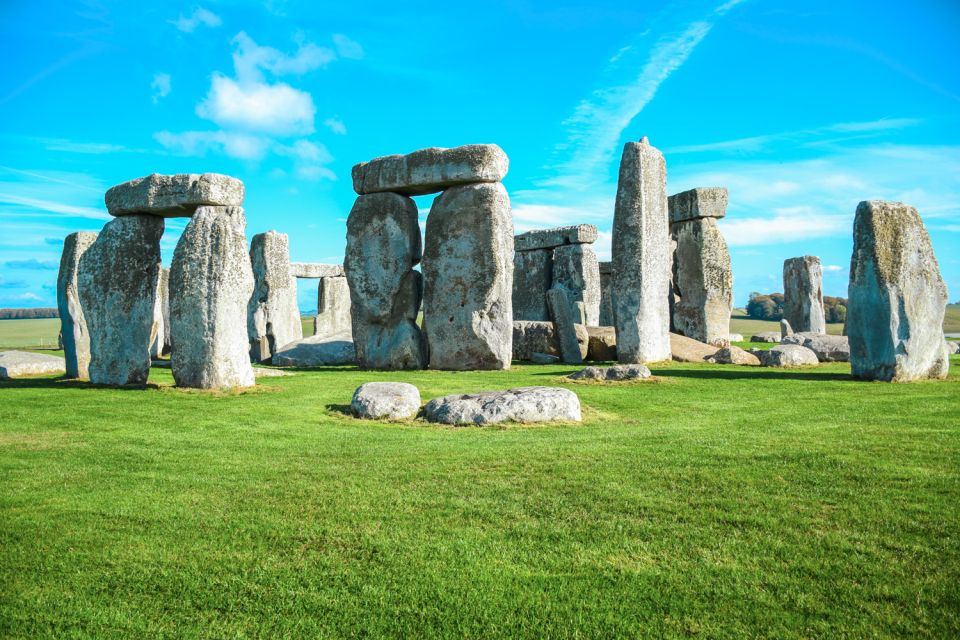 Stonehenge & Bath: Full-Day Coach Tour From London - Stonehenge Visit