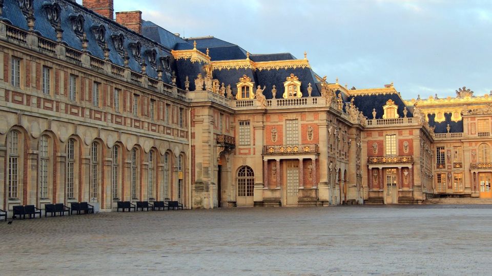 Versailles: Outdoor Escape Game Robbery In The City - Thrilling Challenges