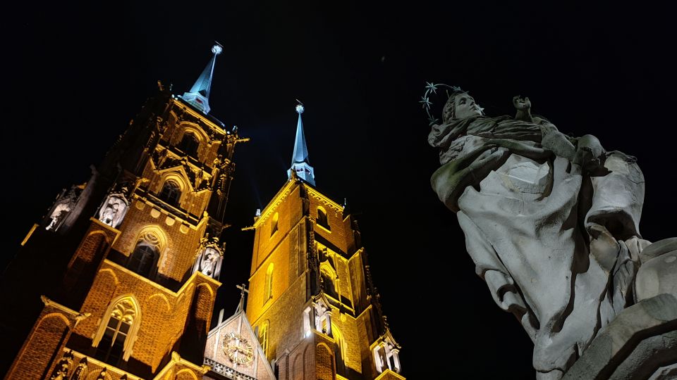 Wrocław: Old City Night Walk and Gondola Ride - Itinerary Highlights