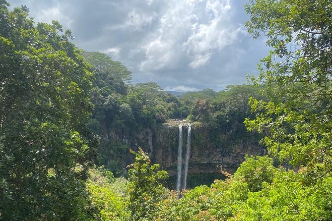 All Inclusive Full Day Tour: Chamarel Rhumrie,7-Coloured & Lunch - Meeting and Pickup