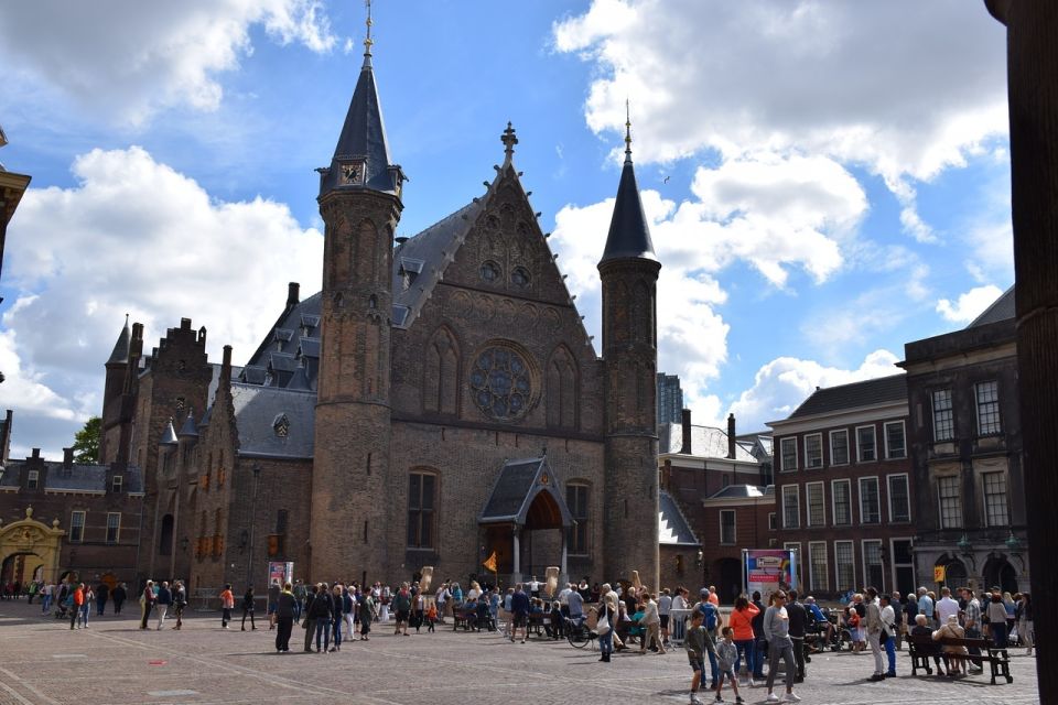 Amsterdam: Private Transfer From Amsterdam to the Hague - Vehicle Amenities