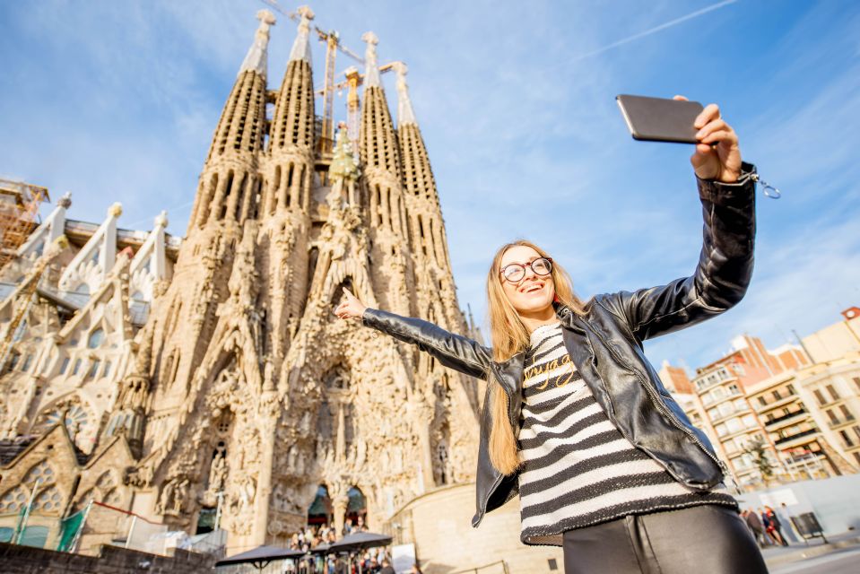 Barcelona: Foodie Walking Tour With Sagrada Familia Tickets - Included Features