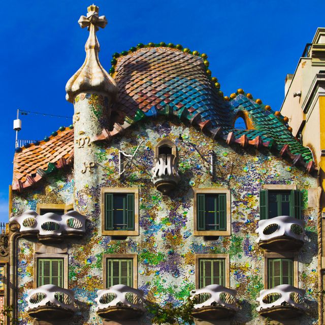 Barcelona: Gaudi Private City Tour With Sagrada Familia - Itinerary and Accessibility