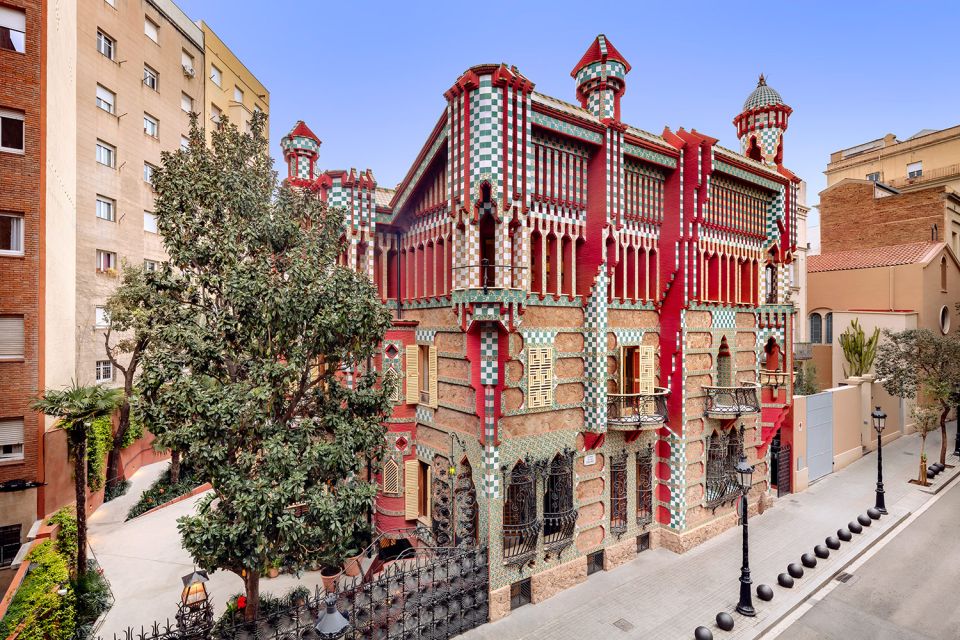 Barcelona: Gaudí Walking Tour With Casa Vicens and Casa Milà - Meeting Point Details