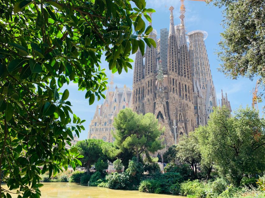 Barcelona: Sagrada Familia and Casa Milà Tour With Tapas - Sightseeing at Sagrada Familia