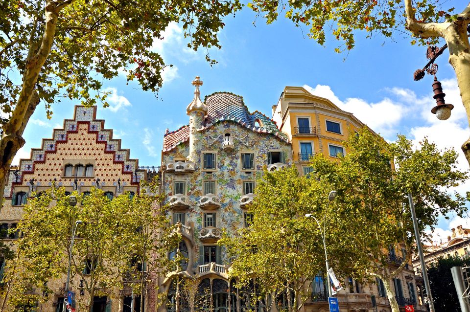 Barcelona: Sagrada Família and Gaudí Houses Tour - Highlights